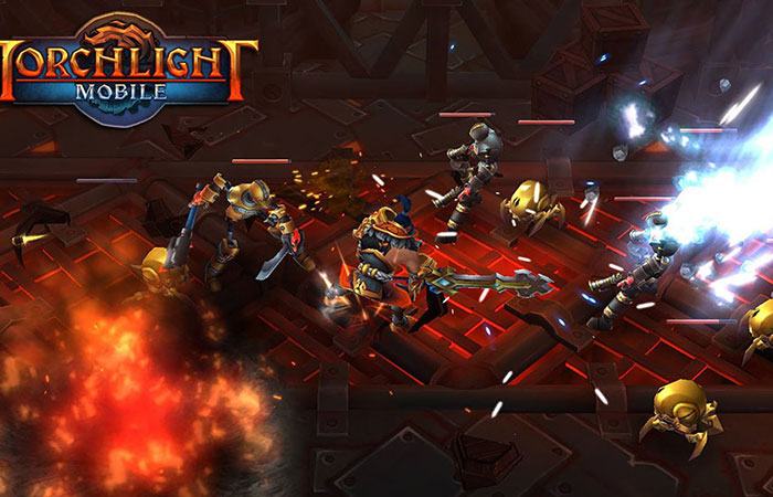 Cảnh người chơi đang chiến đấu với đàn quái vật trong Torchlight Mobile